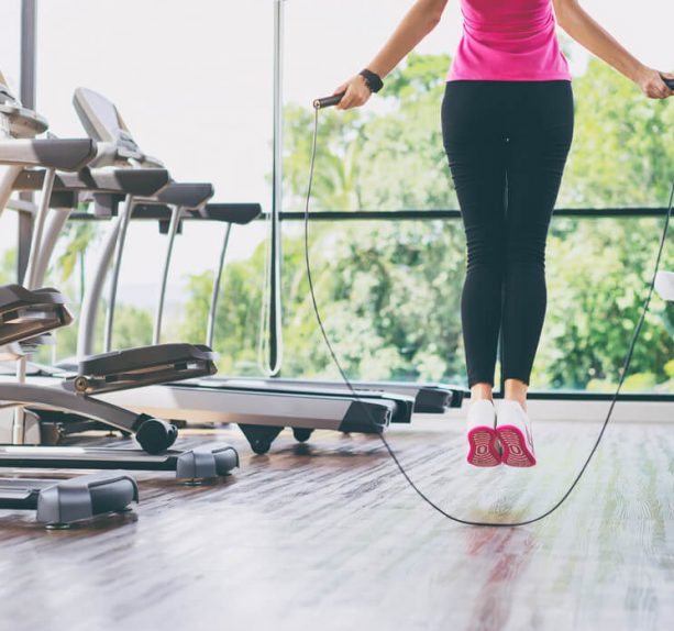 453867619 femme faisant de la corde à sauter dans une salle de sport