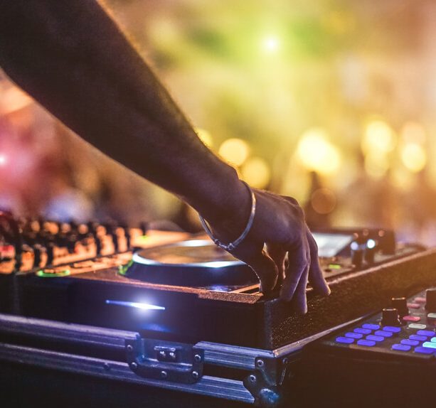 main du DJ sur les platines